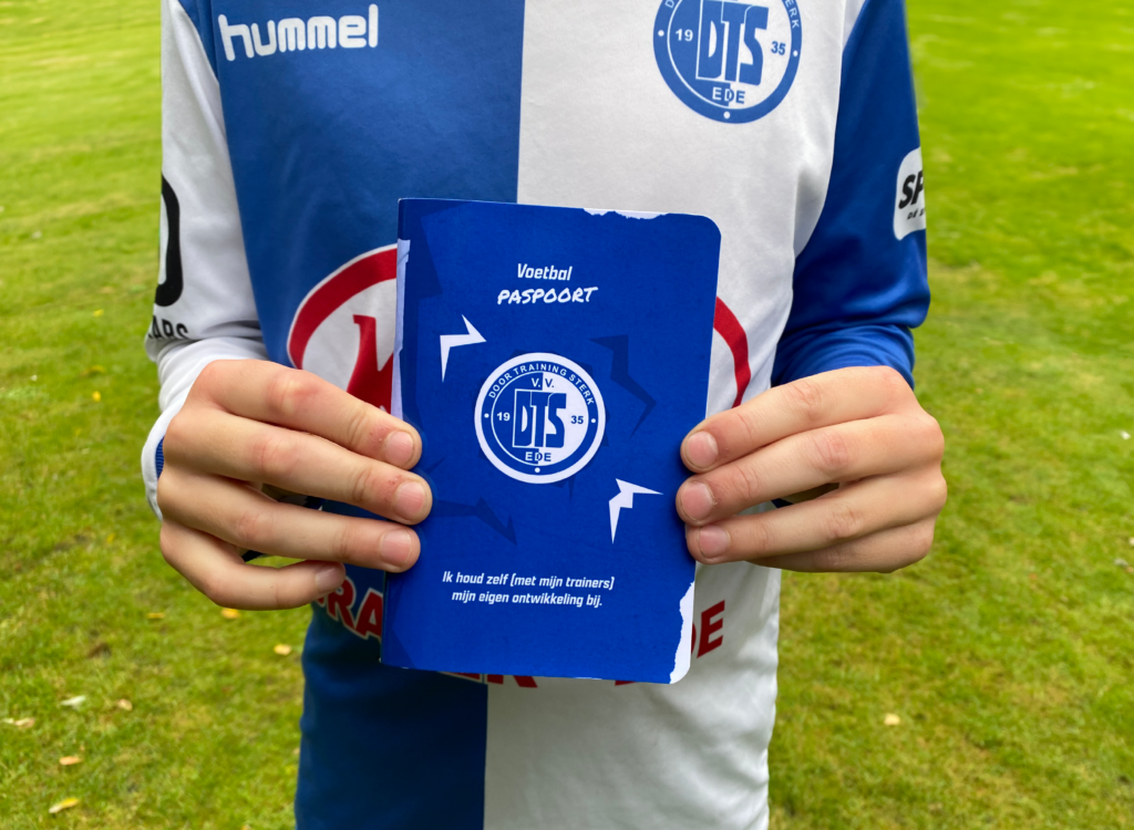 Voetbal-paspoort-boekje-02